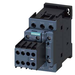 Ein elektrischer Schütz von Siemens, Serie Sirius. Er hat mehrere Anschlüsse für Kabelverbindungen und wird in industriellen Anwendungen verwendet.