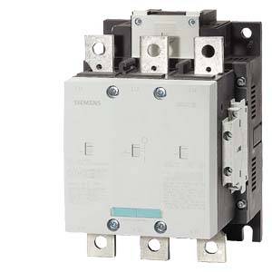 Ein industrieelektrischer Leistungsschalter mit mehreren Anschlüssen und Beschriftungen auf der Vorderseite, installiert auf einem schwarzen Gehäuse.