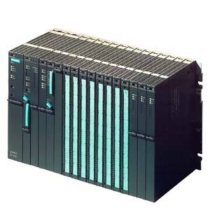 Ein modulares speicherprogrammiertes Steuerungssystem mit mehreren Erweiterungsmodulen, oft verwendet in der Automatisierungstechnik.