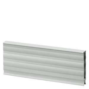 Silberne, gerippte Metallplatte, horizontale Ausrichtung, auf weißem Hintergrund.