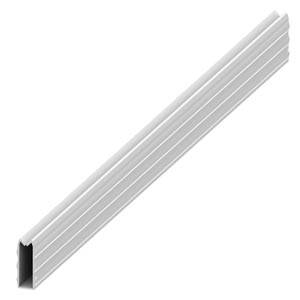 Ein langes, weißes rechteckiges Metallprofil mit geriffelter Oberfläche, wahrscheinlich als Verbindungselement oder Schiene verwendet.