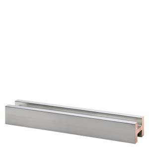 Metallschiene aus Aluminium in rechteckiger Form, horizontal ausgerichtet, auf weißem Hintergrund. Verwendet zur Befestigung.