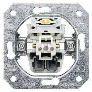 Ein Metallrahmen mit integriertem Lichtschalter-Mechanismus. Sichtbare Schrauben an den Seiten zur Befestigung in einer Wanddose.