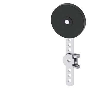 Eine schwarze Seilrolle mit silberner Metallhalterung, die Löcher entlang des Arms hat und in einem industriellen Mechanismus eingesetzt wird.