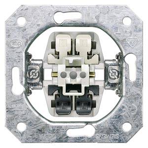 Nahaufnahme eines elektrischen Schaltersockels aus Metall mit vier farblich unterschiedenen Anschlussklemmen.