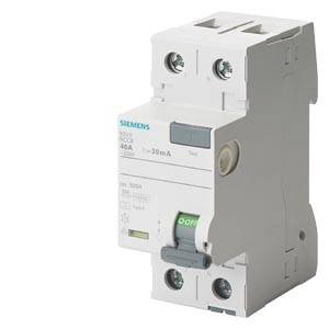 Ein weißer, zweipoliger Fehlerstrom-Schutzschalter der Marke Siemens mit einem grünen Kippschalter, beschriftet mit 'ON' und 'OFF'.