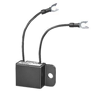 Ein schwarzer elektrischer Kondensator mit zwei Kabeln und Gabelanschlüssen, zur Befestigung in elektrischen Schaltungen geeignet.