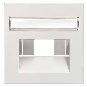 Ein rechteckiger, weißer Briefschlitz mit integriertem Namensschild oben und Postfach unten.