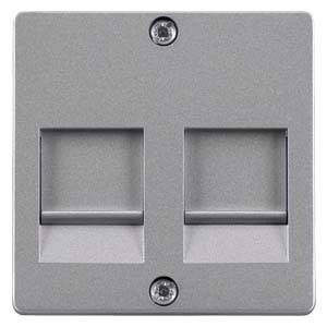 Zwei leere quadratische Steckdosen in einer silbernen Metallplatte, die in einer Wand montiert ist.