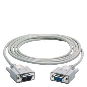 Ein graues serieles Kabel mit einem männlichen und einem weiblichen Anschluss an den Enden, geeignet für Computernetze.