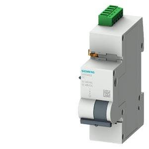 Ein Siemens-Lasttrennschalter mit grünem Anschlussblock oben, geeignet für die Installation in elektrischen Schaltschränken.
