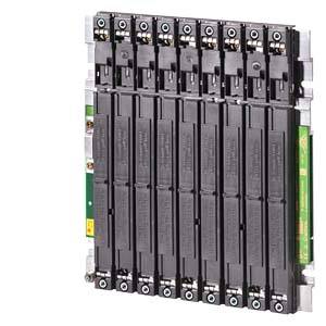 Eine schwarze elektronische Leiterplatte mit mehreren Steckplätzen und Kontakten, die in einem rechteckigen Raster angeordnet sind.