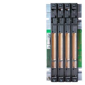 Elektronisches Bauteil mit vier vertikalen Steckplätzen und kupfernen Kühlkörpern. Verwendung in Computern oder Servern.