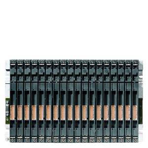 Eine Reihe von Speichermodulen in einem Serverrack, die hohe Speicherkapazität für Datenzentren bieten.