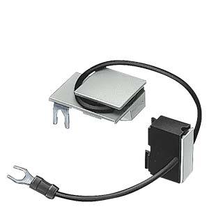 Ein elektronisches Bauteil mit einem Metallhaken und einem schwarzen Kabel. Das rechteckige Gehäuse scheint Technik zu umschließen.