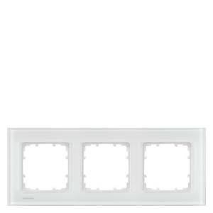 Dreifacher, rechteckiger Rahmen für Schalter oder Steckdosen, weiß, mit drei Öffnungen zur Wandmontage in einer geradlinigen Anordnung.