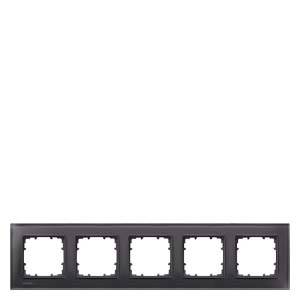 Schwarzer Rahmen mit fünf rechteckigen Ausschnitten für Wandmontage, geeignet zur Aufnahme von Schaltern oder Steckdosen.