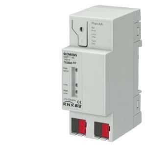 Ein KNX-Gerät von Siemens mit Anschlüssen und Beschriftungen auf der Vorderseite. Dient der Gebäudeautomation.