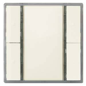 Ein weißer, rechteckiger Lichtschalterrahmen mit sechs Tasten, drei auf jeder Seite, in symmetrischer Anordnung.