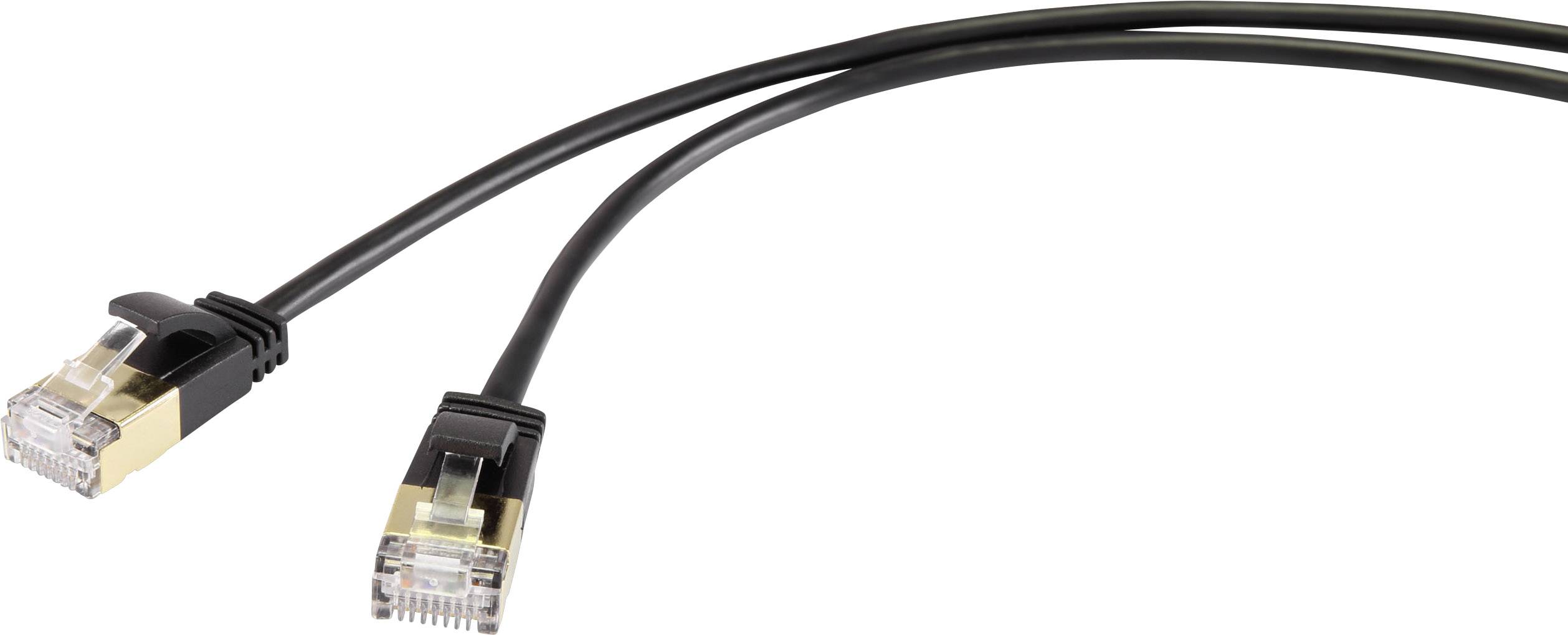 Ein schwarzes Ethernet-Kabel mit zwei RJ45-Steckern an den Enden, verwendet für Internet- und Netzwerkverbindungen.