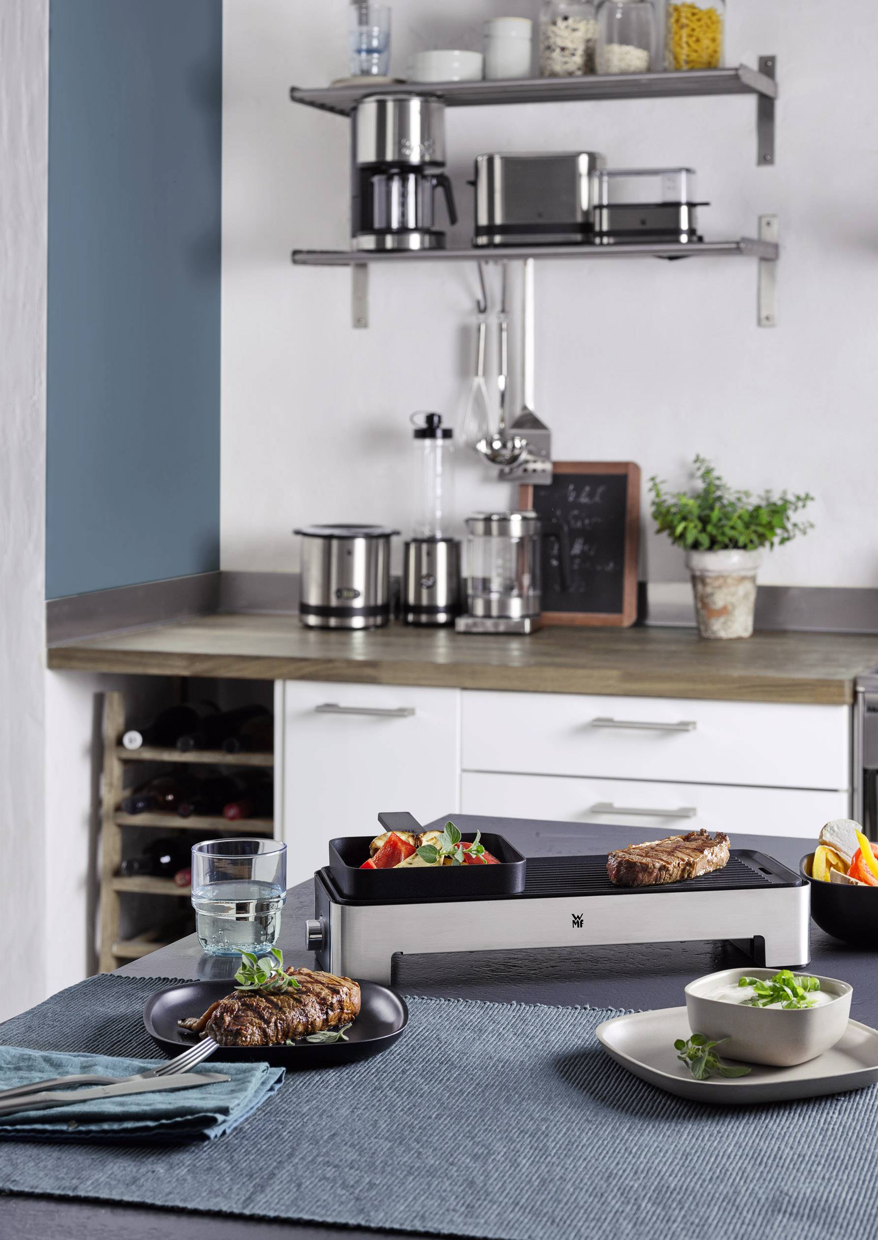 WMF 0415170011 Elektro Tischgrill mit manueller Temperatureinstellung Schwarz, Silber