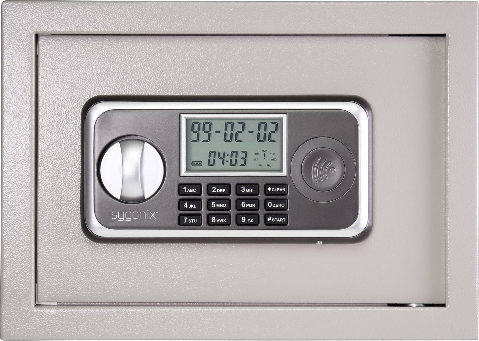 Ein elektronischer Safe mit digitalem Display und Tastatur. Das Display zeigt '99-02-02' und '04:03'. Geeignet zur sicheren Aufbewahrung.