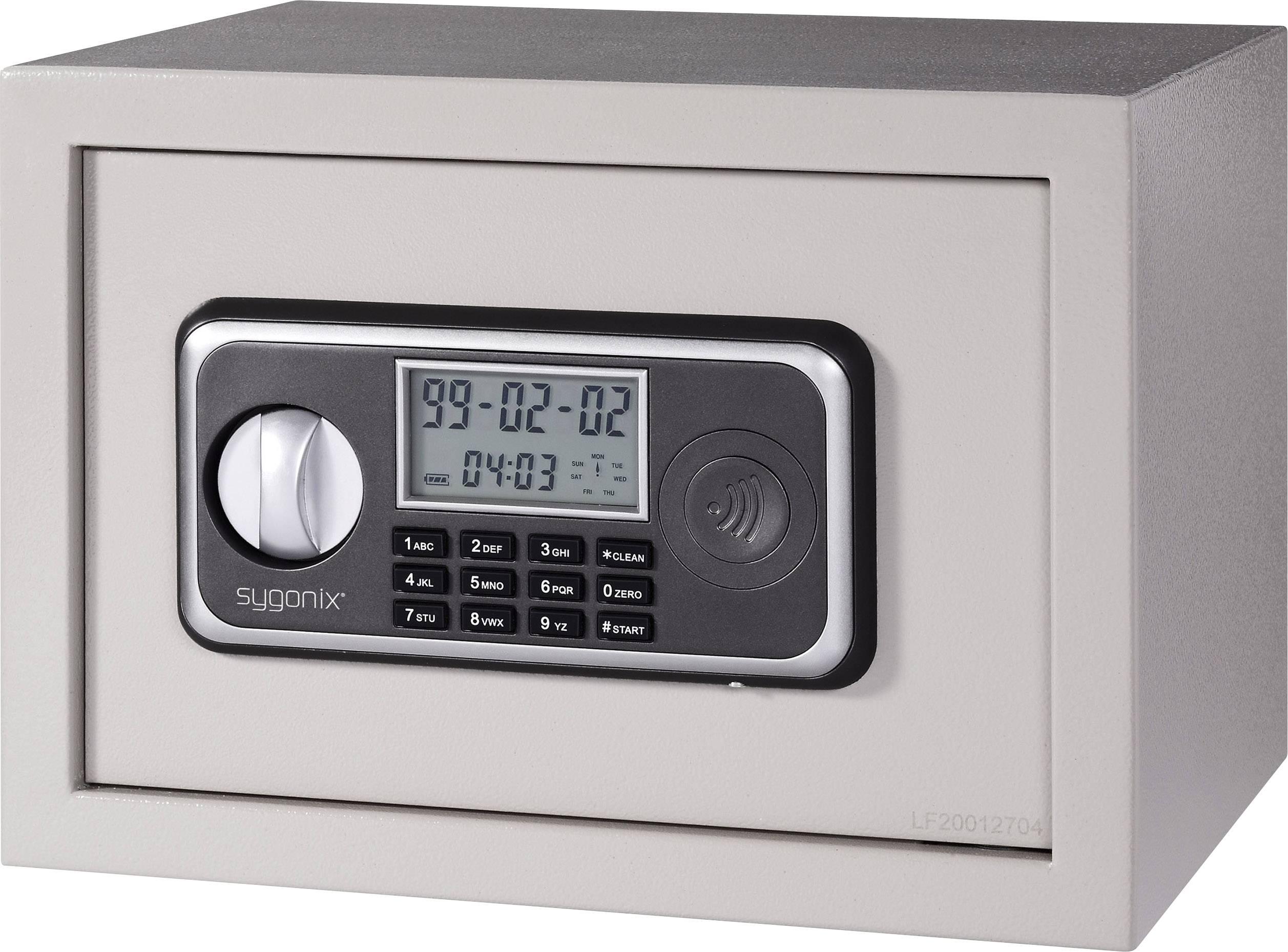 Ein grauer Tresor mit digitalem Bedienfeld und Display zeigt Datum '99-02-02' und Uhrzeit '04:03'.