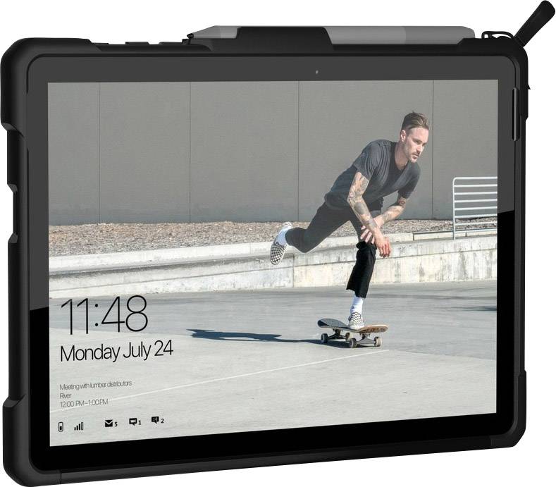 Ein Mann in Freizeitkleidung fährt auf einem Skateboard und macht einen Trick auf einem städtischen Platz. Zeit: 11:48 Montag 24. Juli.