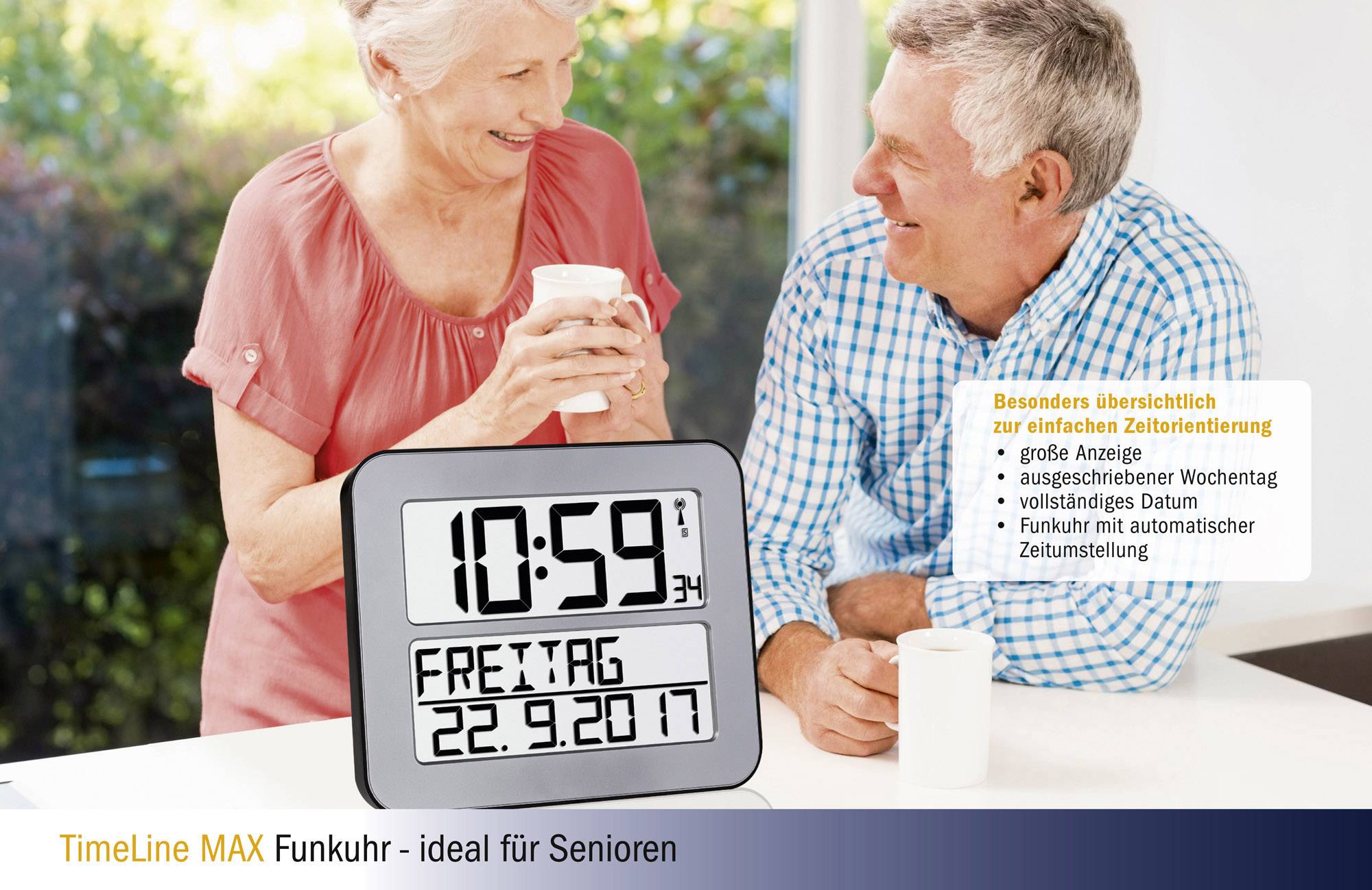 Eine Frau und ein Mann unterhalten sich und trinken Kaffee. Im Vordergrund steht eine digitale Funkuhr mit Datum 'Freitag, 22.9.2017'.