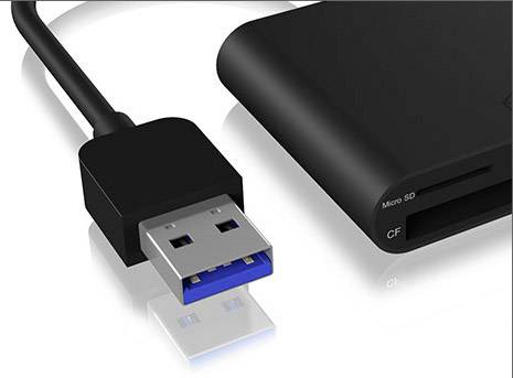 Ein schwarzer USB-Kartenleser mit Anschlüssen für Micro SD und CF-Karten sowie einem USB-Stecker.