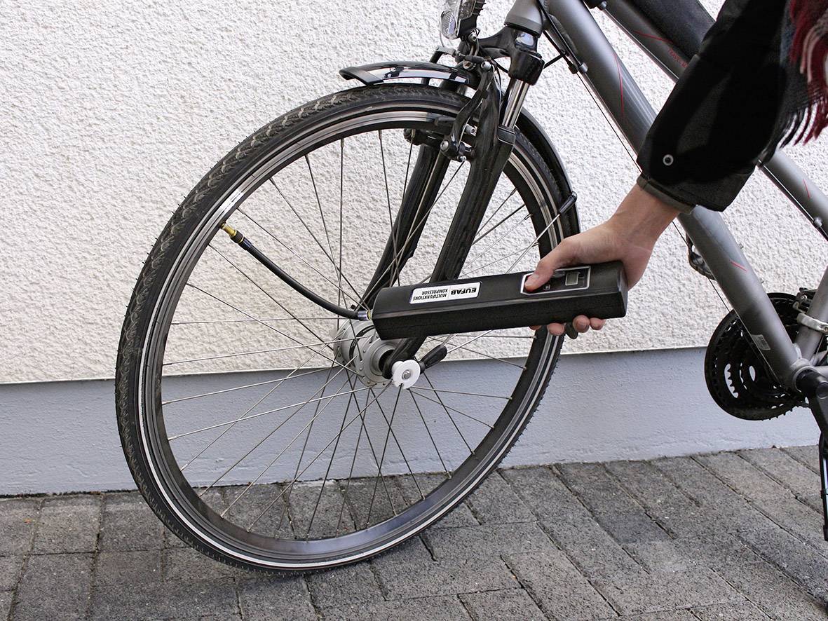 Eufab 21077 Kompressor 8 bar 230 V ladebar, Aufbewahrungs-Box/-Tasche, Automatische Abschaltung, Digitales Display, mit Arbeitslampe