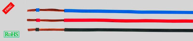 Drei isolierte Kabel in Blau, Rot und Schwarz auf grauem Hintergrund. Logos: 'FRNC' in Rot und 'RoHS' in Grün.