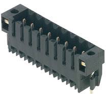 Schwarzer Kunststoffstecker mit mehreren Metallkontakten, geeignet für elektronische Verbindungen.