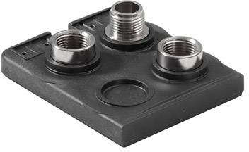 Ein schwarzer, rechteckiger Adapter mit drei metallenen Anschlüssen, die in einer Dreiecksform angeordnet sind.