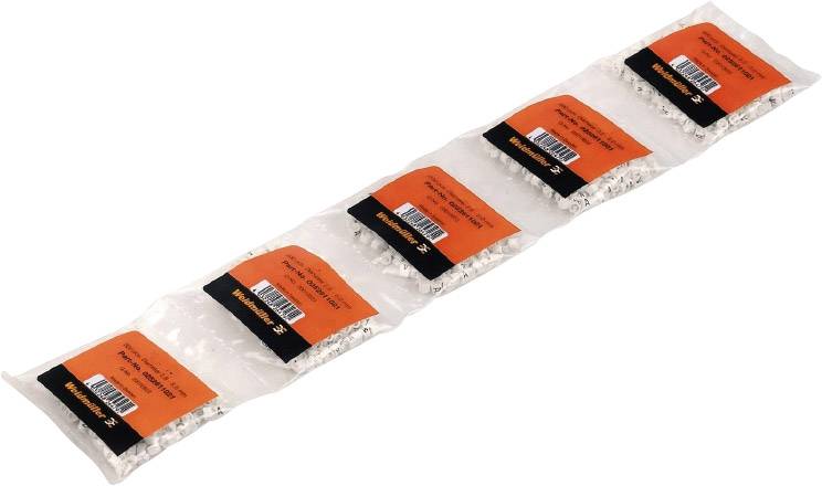 Fünf versiegelte Tütchen mit weißen Pellets, aneinandergereiht. Jedes Tütchen hat ein orangefarbenes Etikett mit Barcode.
