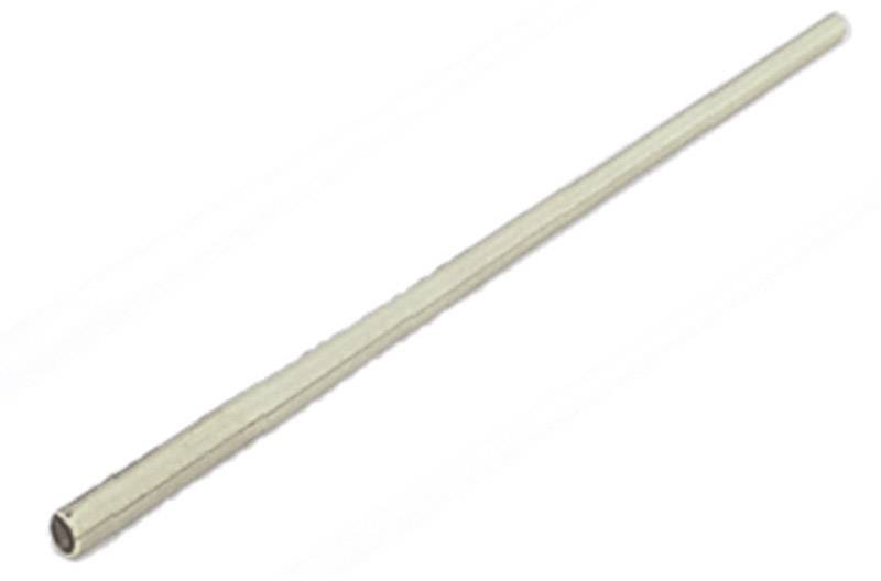 Ein langer, schmaler Metallstab, zylindrisch geformt, liegt schräg auf einer weißen Fläche.