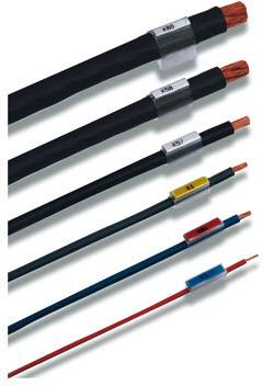 Mehrere isolierte Kabel in unterschiedlichen Größen und Farben, teilweise mit nummerierten Markierungen versehen, liegen nebeneinander.