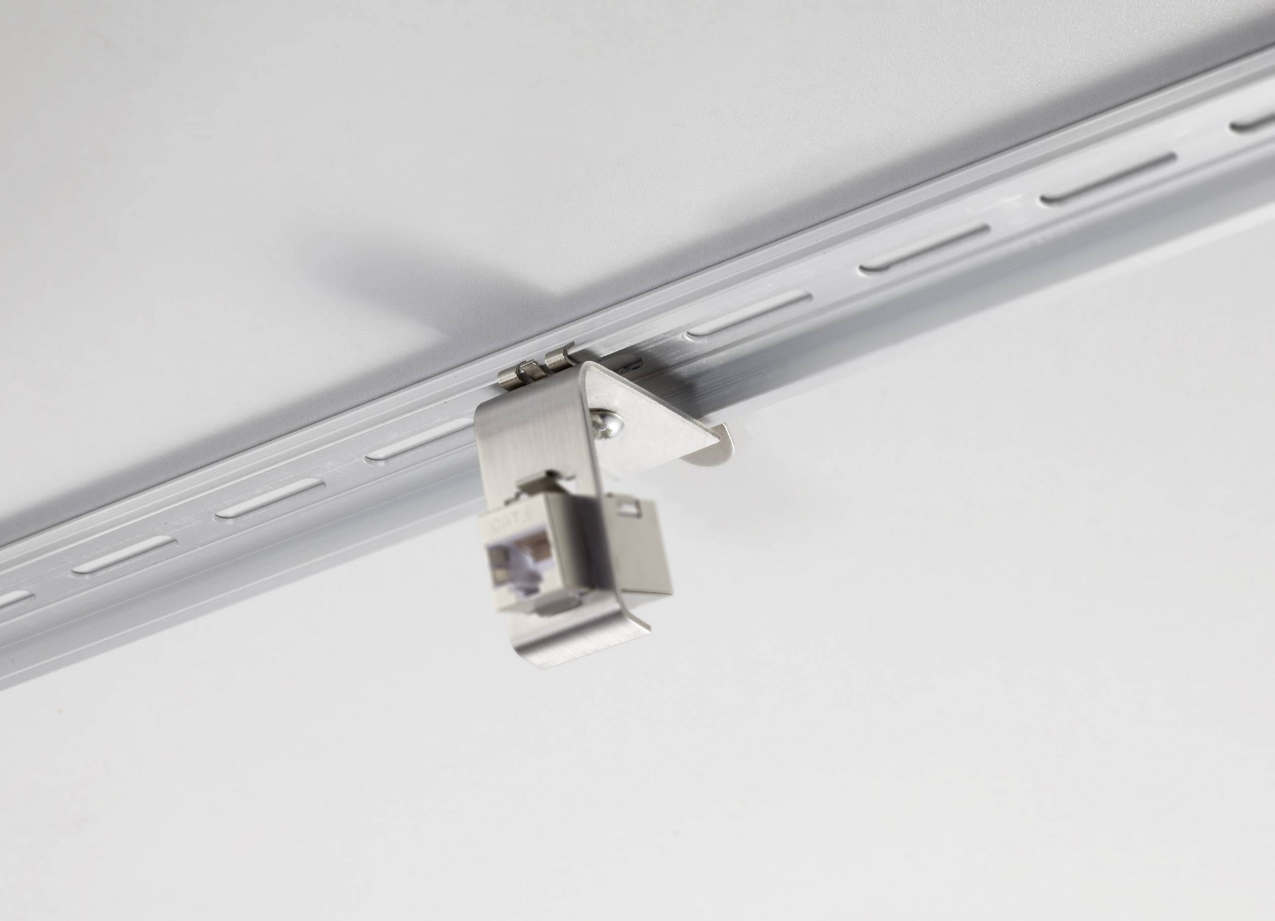 Ein Deckenschienensystem mit einem montierten, silbernen Clip aus Metall, der zum Befestigen genutzt wird.