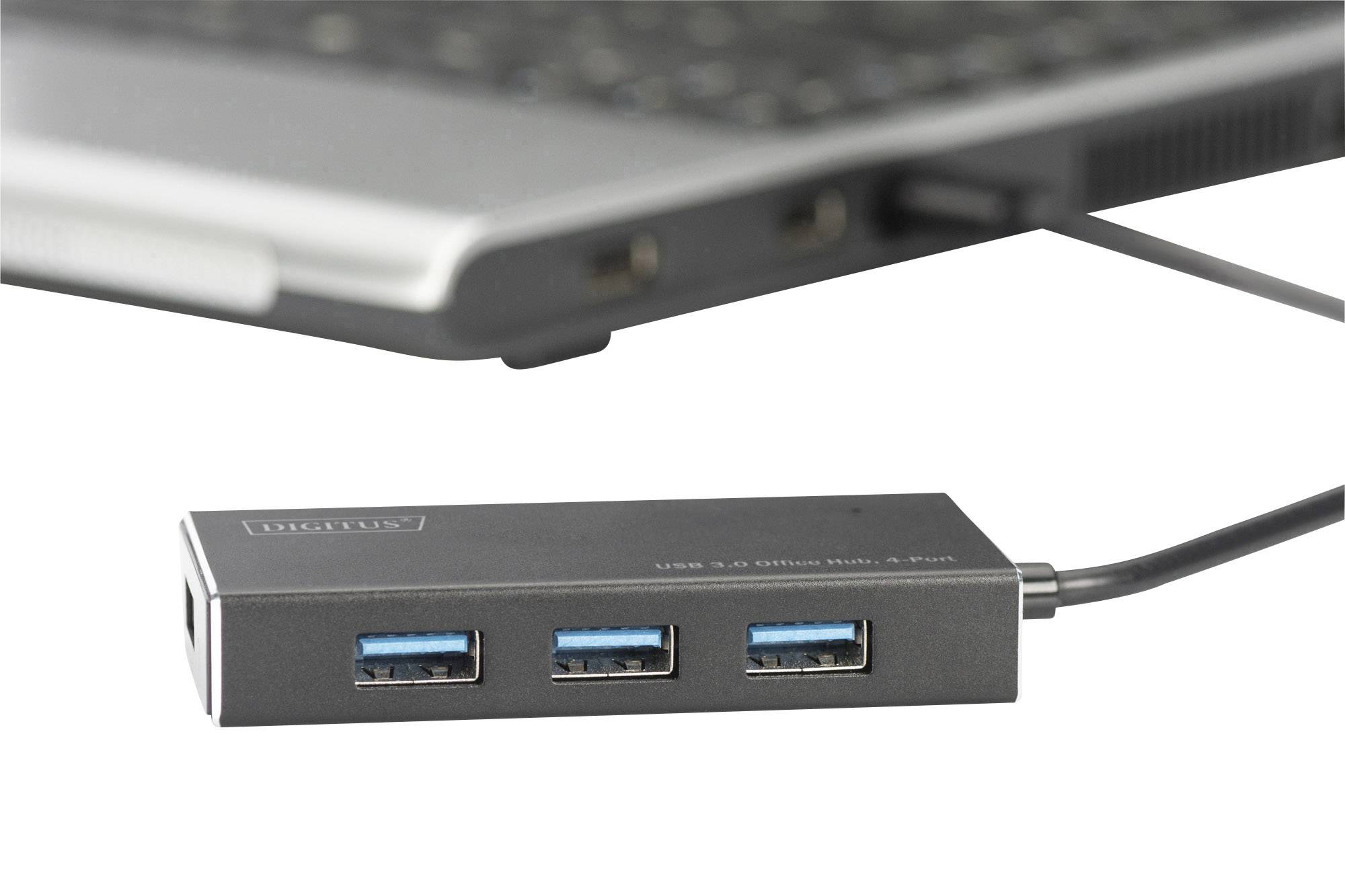 Ein USB-Hub mit vier Anschlüssen ist an einen Laptop angeschlossen. Der Hub erweitert die Anschlussmöglichkeiten des Laptops.