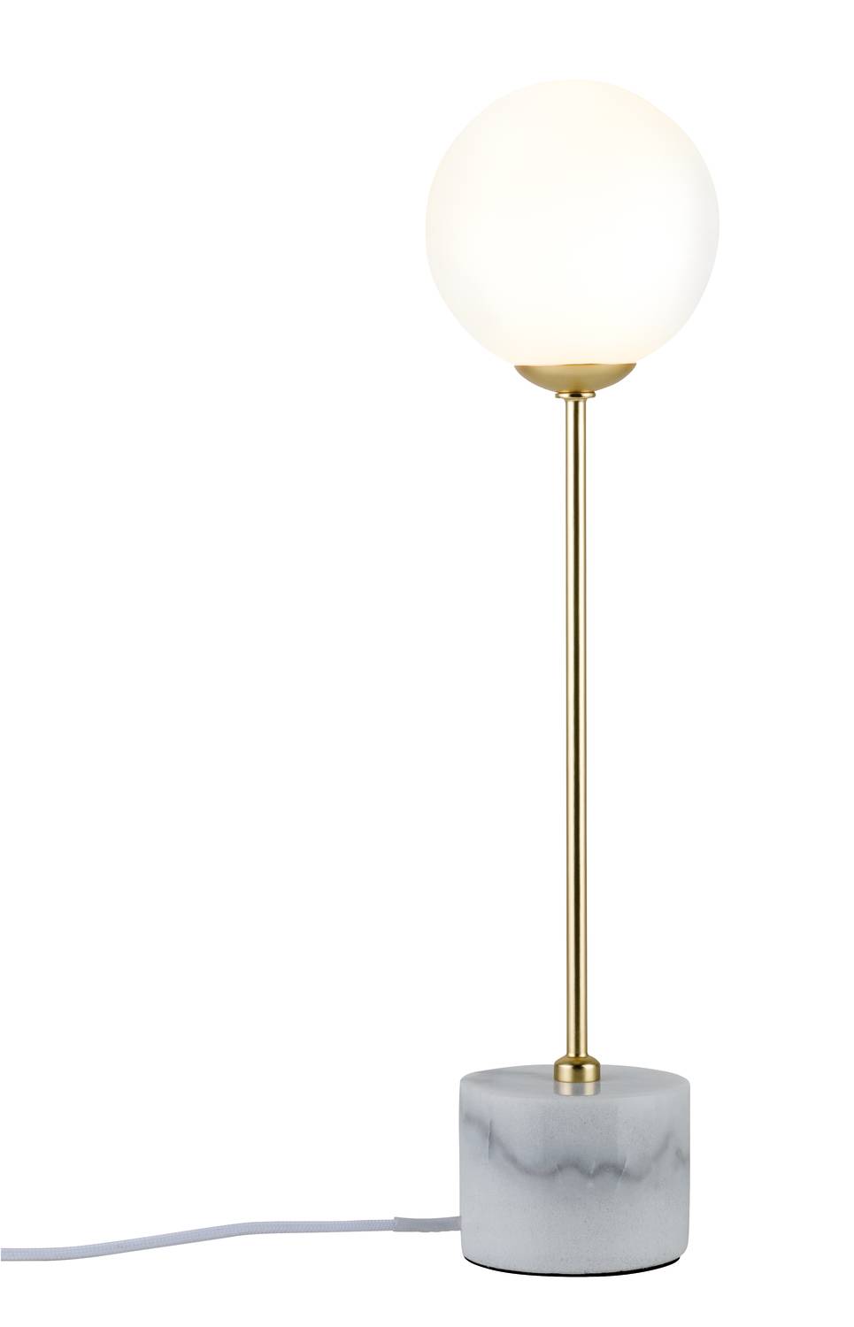 Eine Tischlampe mit kugelförmigem, weißem Schirm auf einem goldenen Stab und marmornem Sockel. Kabel sichtbarer Teil des Designs.