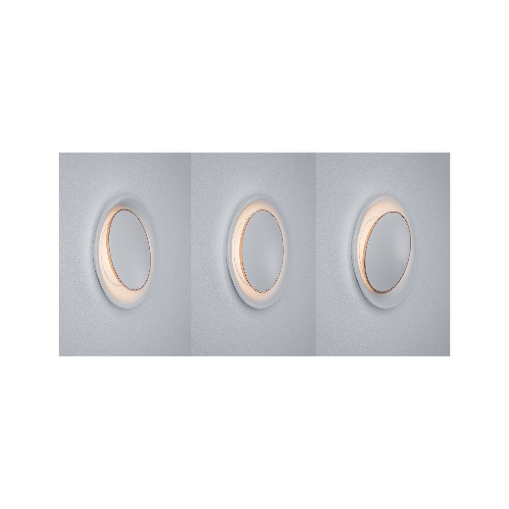Drei Wandleuchten in modernem Design, kreisförmig mit warmem Lichtschein, an einer grauen Wand montiert.