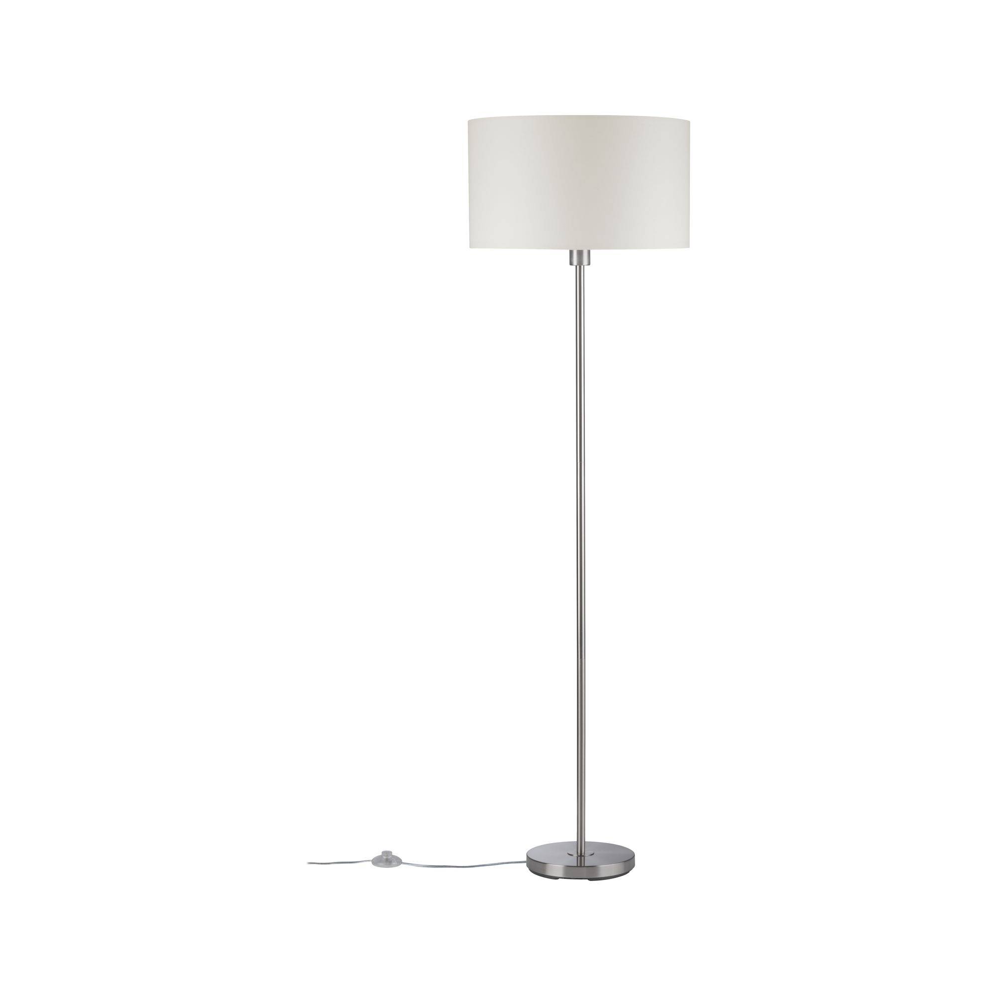 Stehlampe mit schlankem, silbernem Ständer und weißem Lampenschirm. Kabel und Schalter sichtbar am Boden.