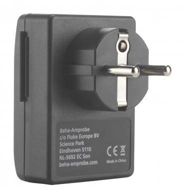 Ein schwarzes Netzteil mit europäischem Steckertyp. Aufschrift: 'Beha-Amprobe, c/o Fluke Europe BV, Science Park, Eindhoven'.