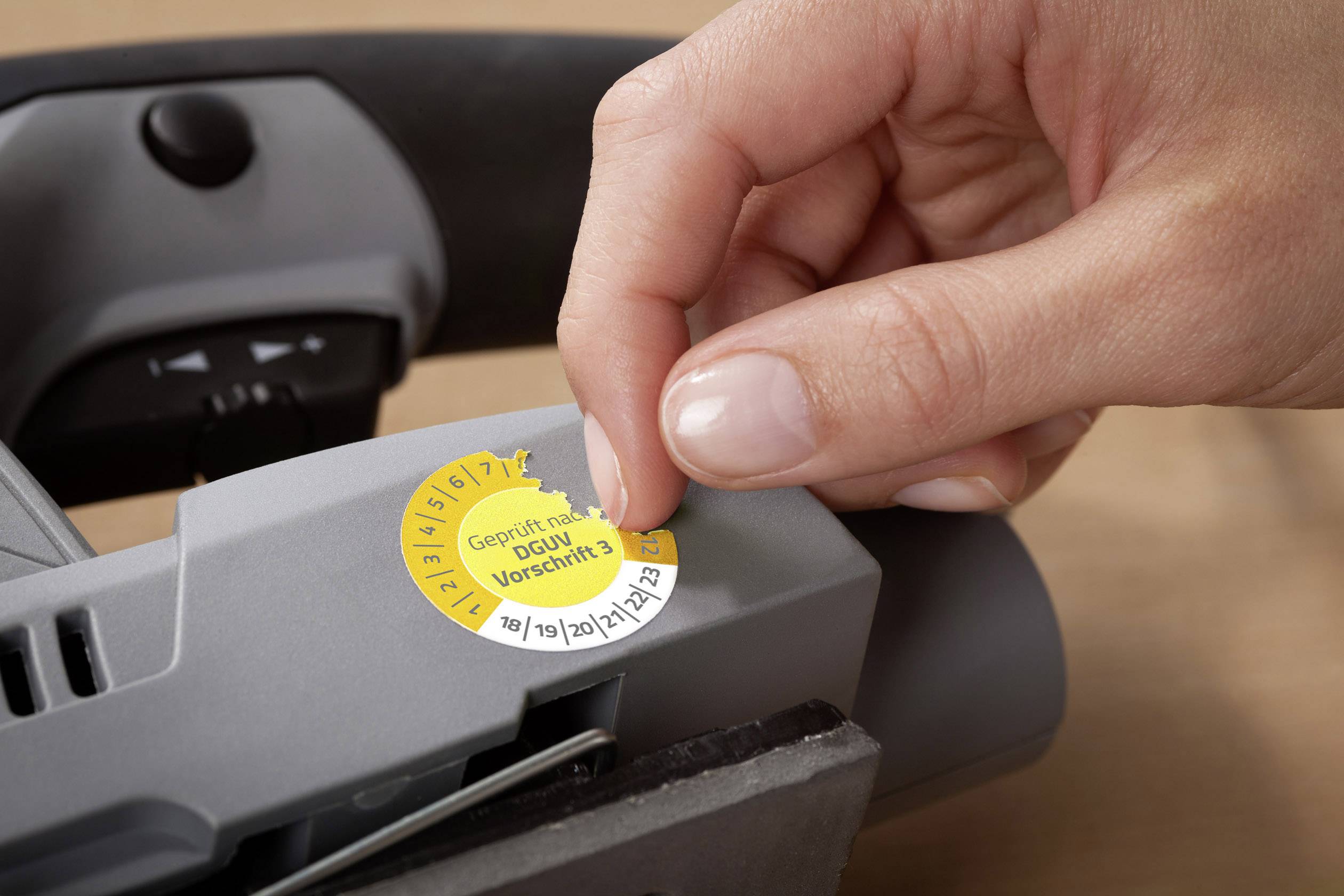 Prüfplaketten -Geprüft- (2018-2023) 30mm abziehsicher gelb VE= 80 Stück