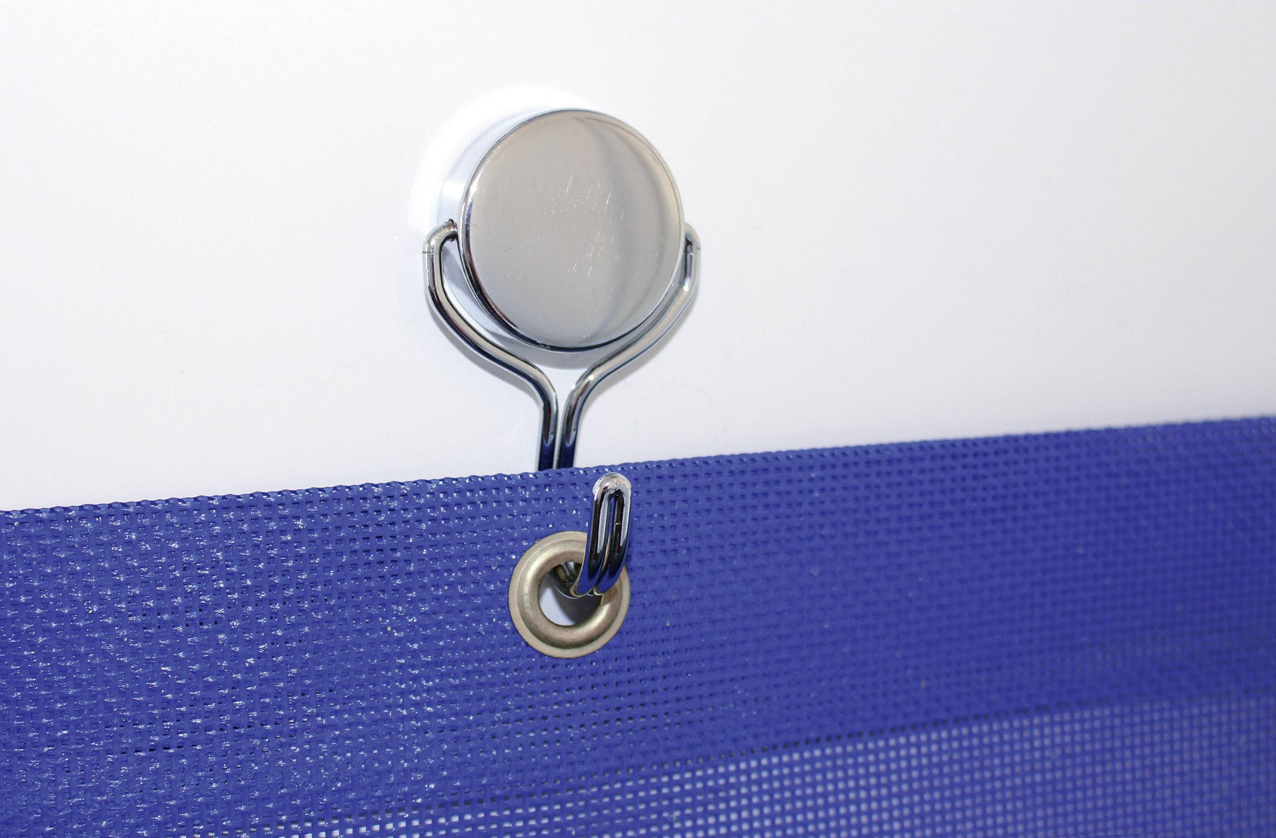 Blauer Stoff mit Öse an einem runden, silbernen Haken an der Wand befestigt.