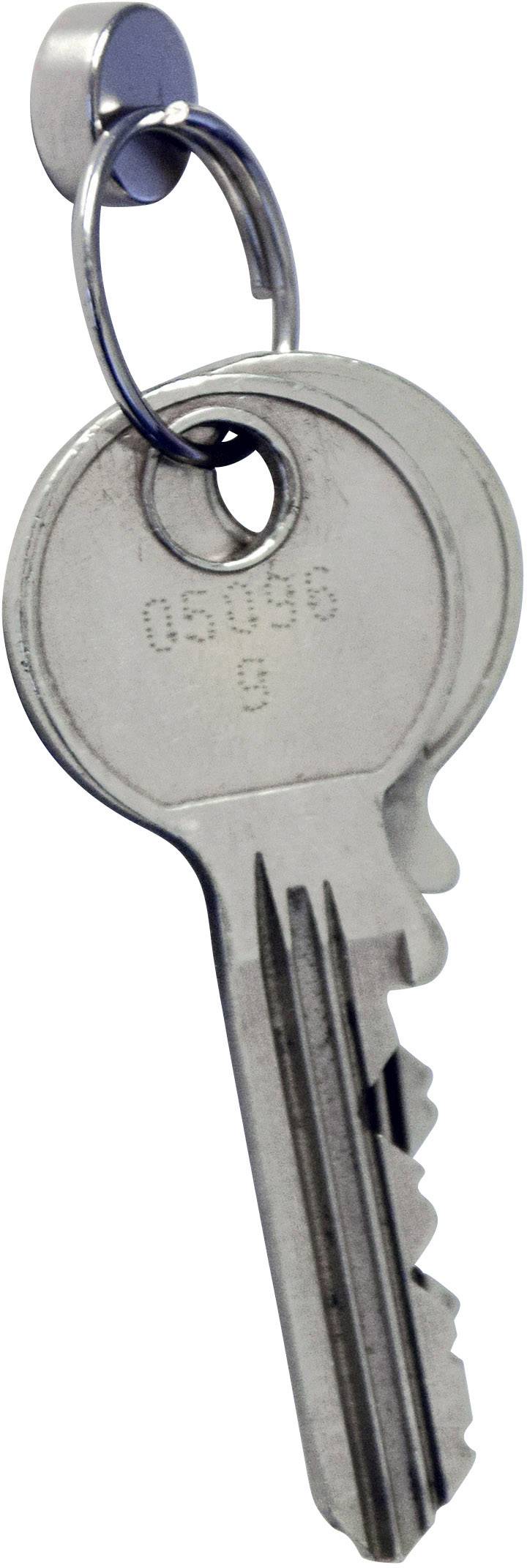 Ein silberner Schlüssel an einem Schlüsselring, der mit einer silbernen Kette verbunden ist. Der Schlüssel hat eine Seriennummer eingraviert.