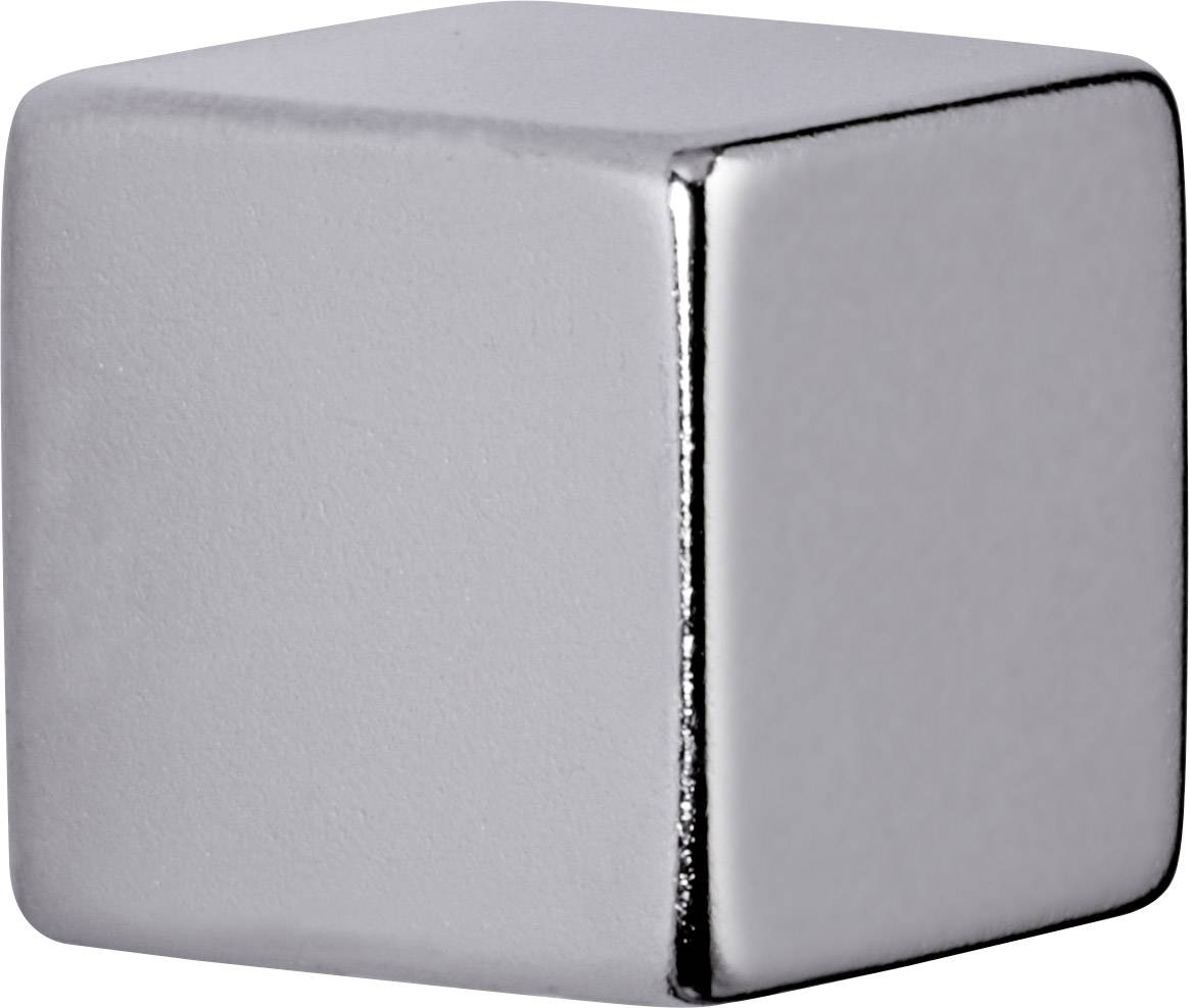 Ein silberner, metallischer Kubus auf weißem Hintergrund.