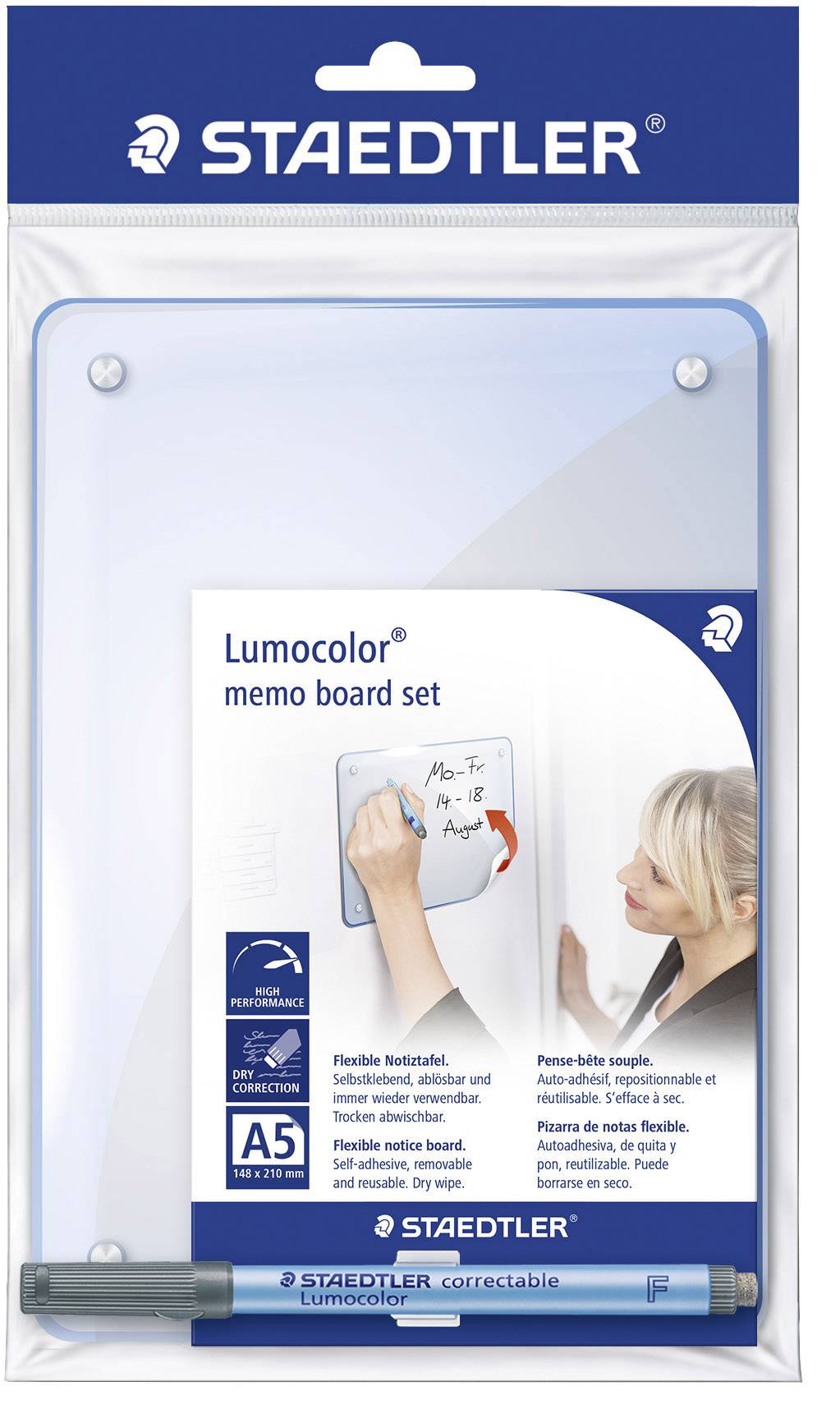 'STAEDTLER Lumocolor Memo Board Set', enthalten: weiße Memotafel, abwischbarer Stift, Frau schreibt auf Tafel. A5-Format.
