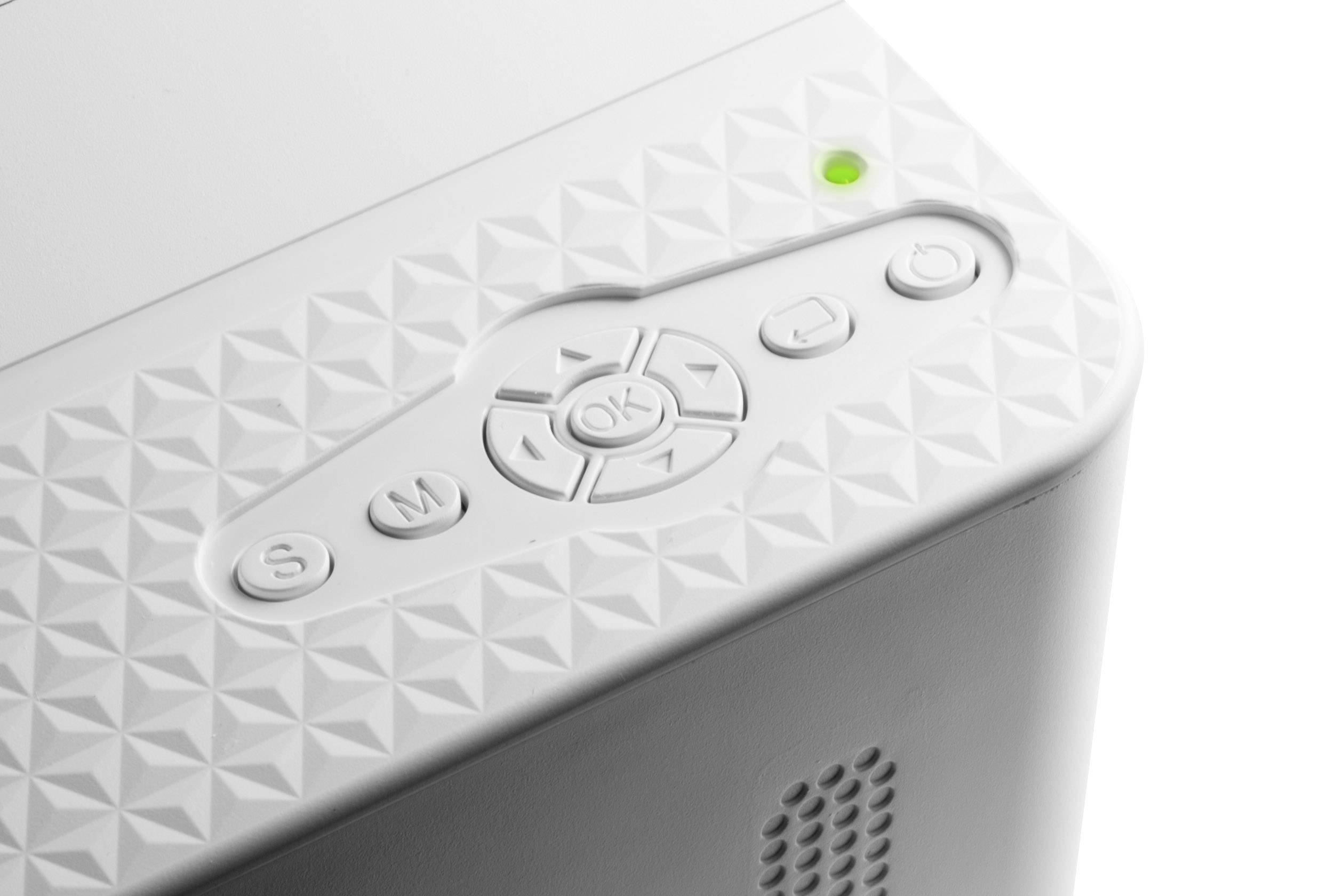 Das Bild zeigt eine Nahaufnahme eines weißen Geräts mit strukturiertem Muster und Bedienknöpfen, darunter 'OK', umgeben von einem grünen Licht.