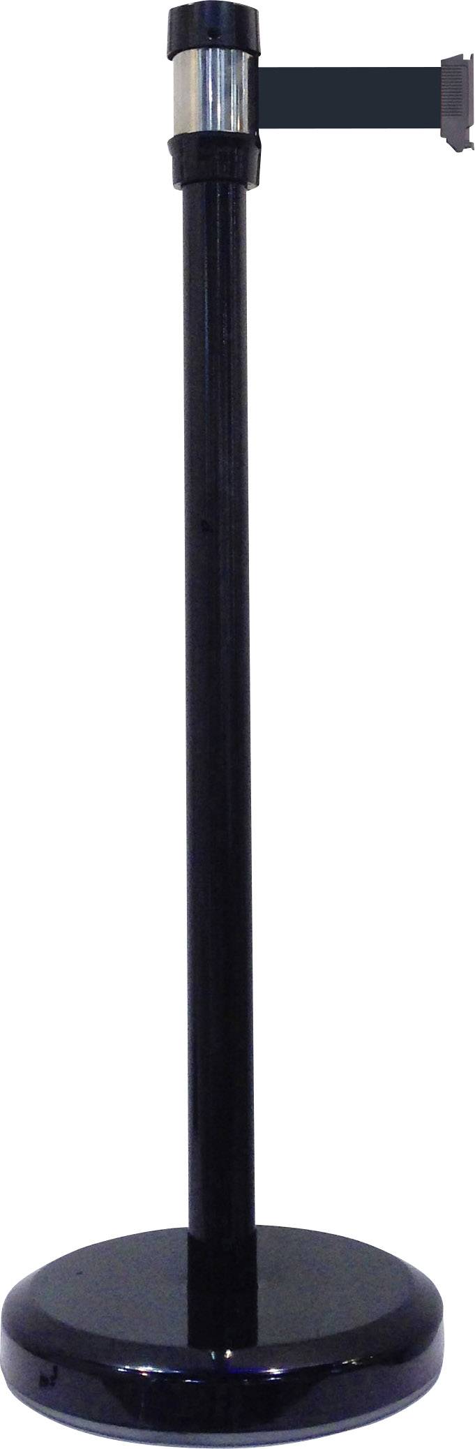 Schwarzer Absperrpfosten mit ausziehbarem Gurt, verwendet für Besucherlenkung oder Begrenzung von Bereichen in öffentlich zugänglichen Orten.